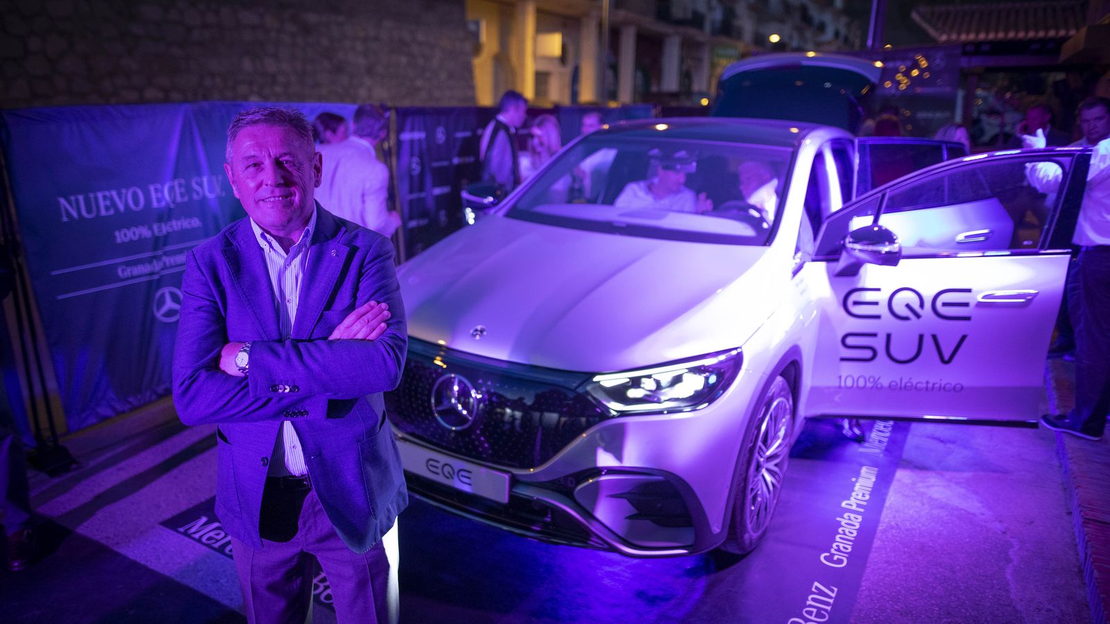El gerente de Granada Premium, Jorge García Faciaben junto al nuevo modelo EQUE SUV que no deja indiferente a nadie gracias a su elegante diseño.