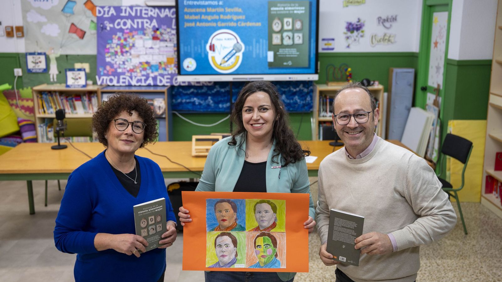 Mabel Angulo Rodríguez, José Antonio Garrido y Azucena Martín, autores del libro ‘Historia de la ciencia almeriense con nombre de mujer’, que han sido entrevistados en el primer programa de 'Onda Alberti', la radio del CEIP Rafael Alberti de Almería.