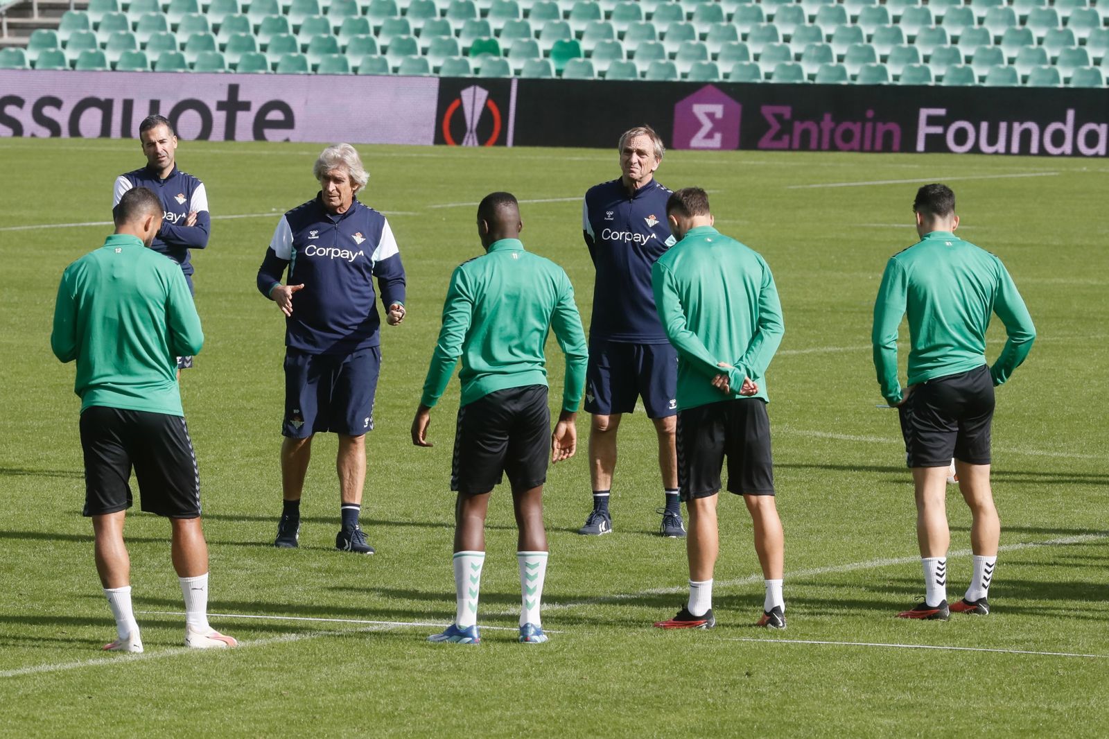 Manuel Pellegrini da instrucciones a sus jugadores antes de un entrenamiento.