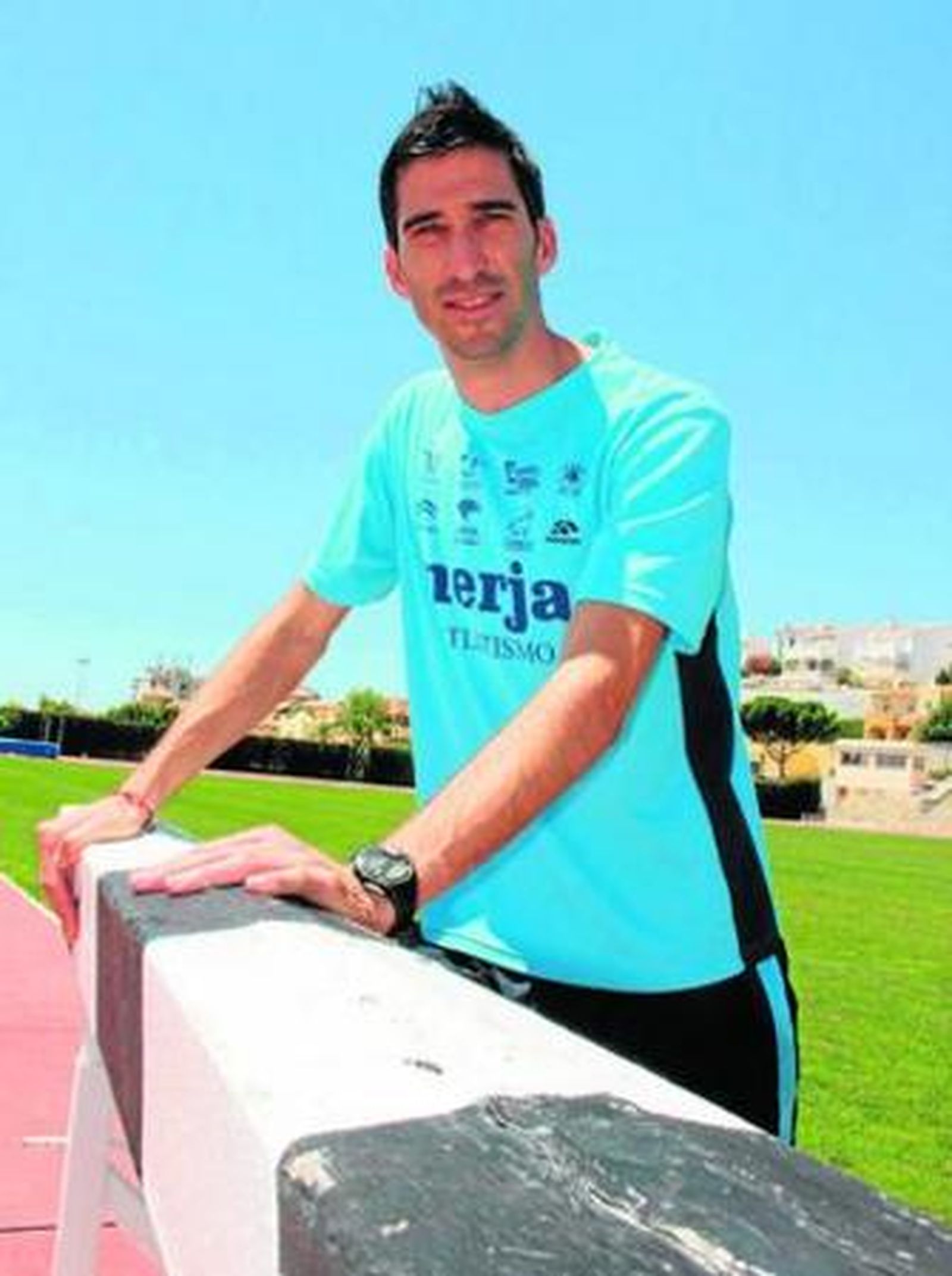Álvaro Fernández posa en el estadio Enrique López Cuenca de Nerja.