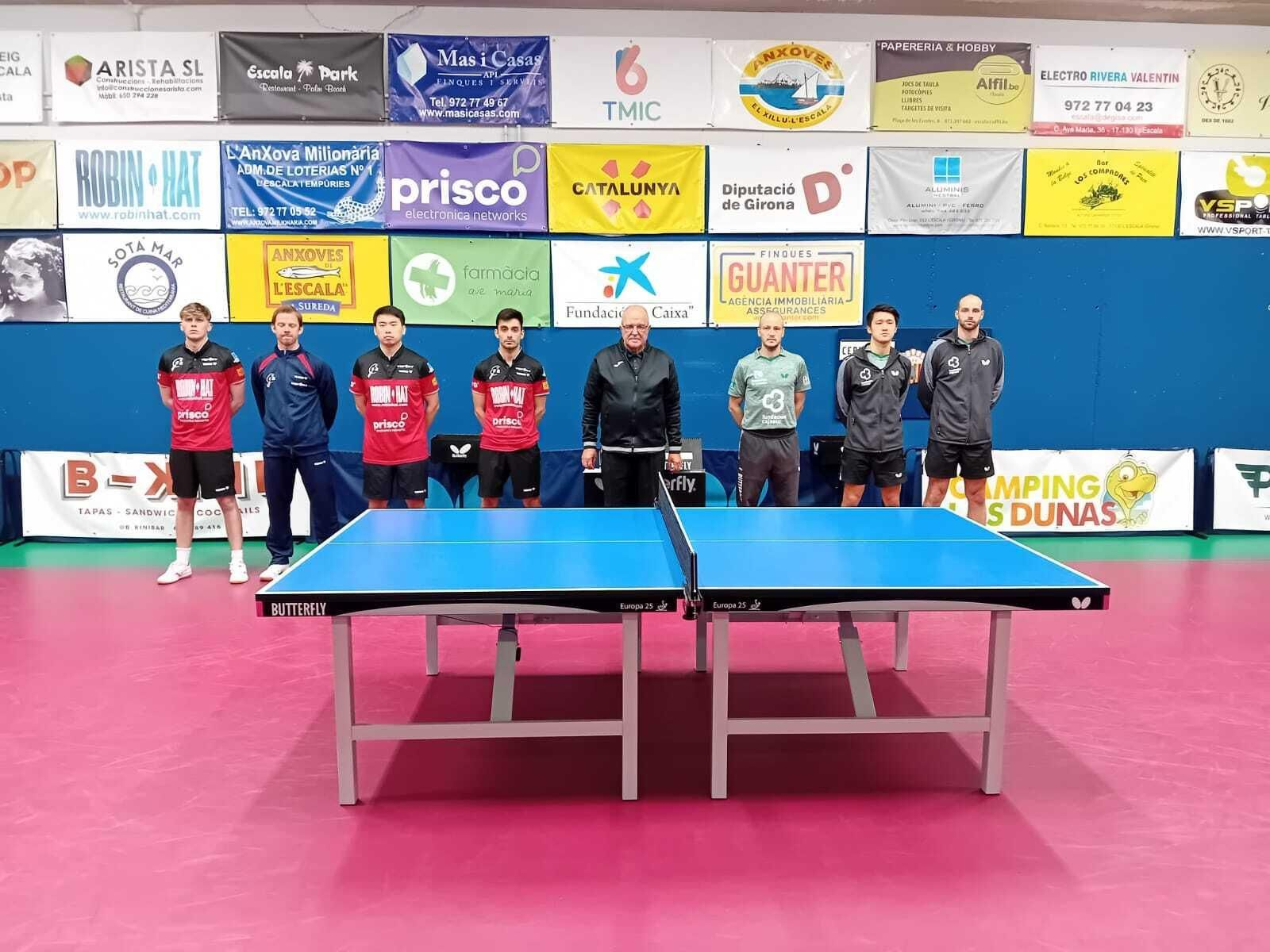 Los jugadores del Cajasur Priego y del CER L'Escala, antes del inicio del encuentro. Los jugadores del Cajasur Priego y del CER L'Escala, antes del inicio del encuentro.