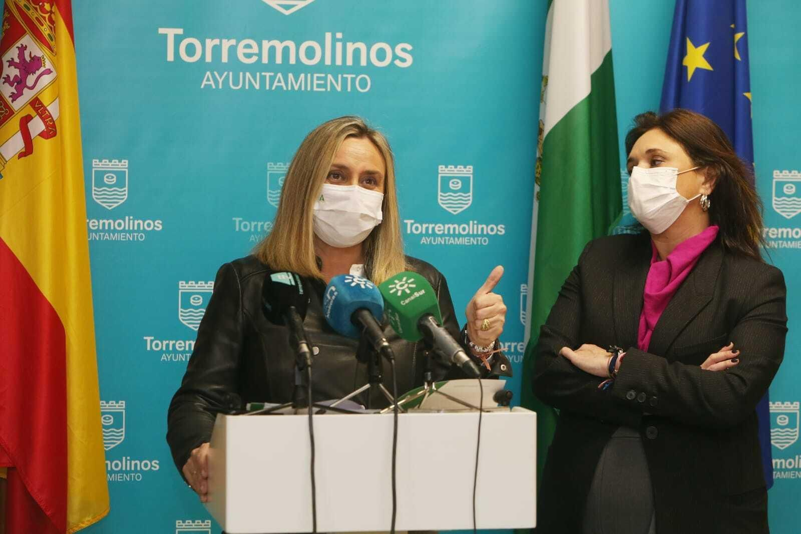 La consejera, Marifrán Carazo (I.), y la alcaldesa, Margarita del Cid.