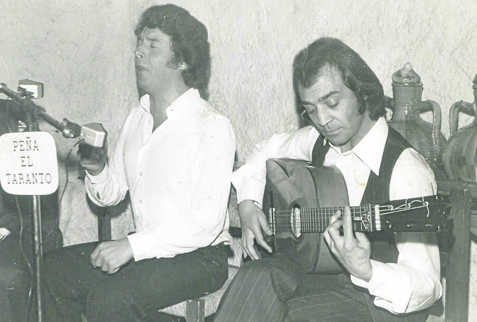 Enrique Morente con Pepe Habichuela en la peña El Taranto de Almería.