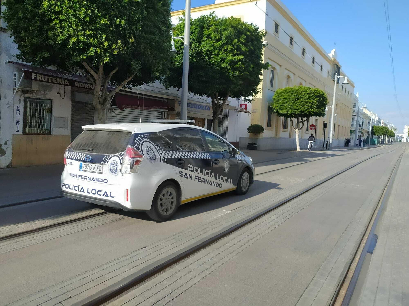 Un coche de la Policía Local por la calle Real.