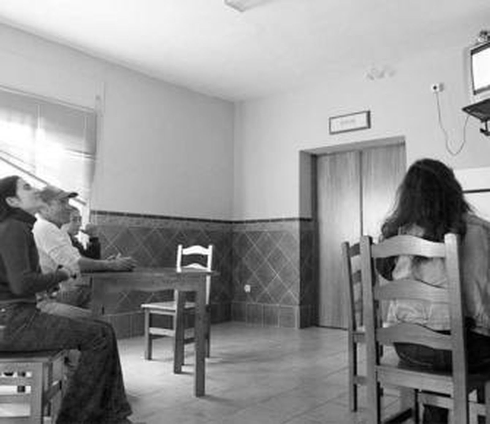 Imagen de los usuarios en el comedor del CEA de la barriada linense de Los Junquillos.