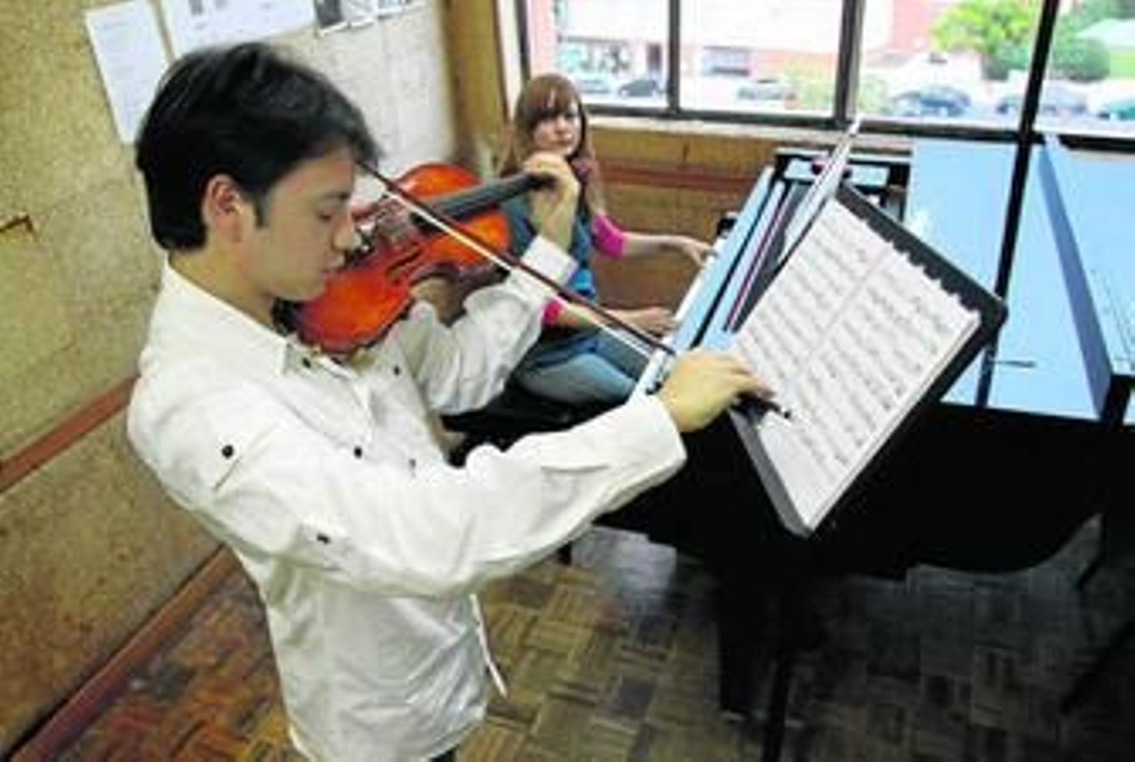 Un joven estudiante de violín asiste a una clase de acompañamiento de piano en el Conservatorio Superior de Música de Málaga.