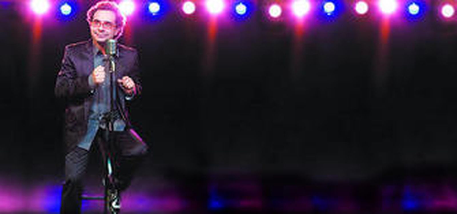 El Mago More, durante una de sus actuaciones en directo, donde conjuga magia con humor.