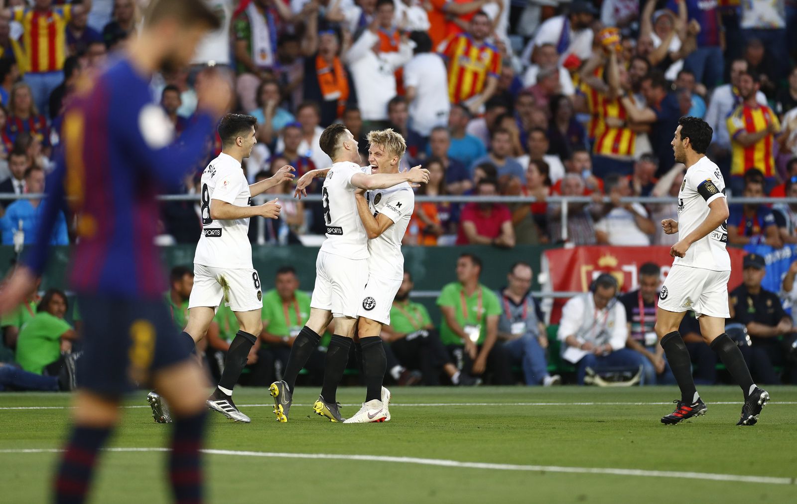 Gameiro se abraza con Wass tras el primer gol.