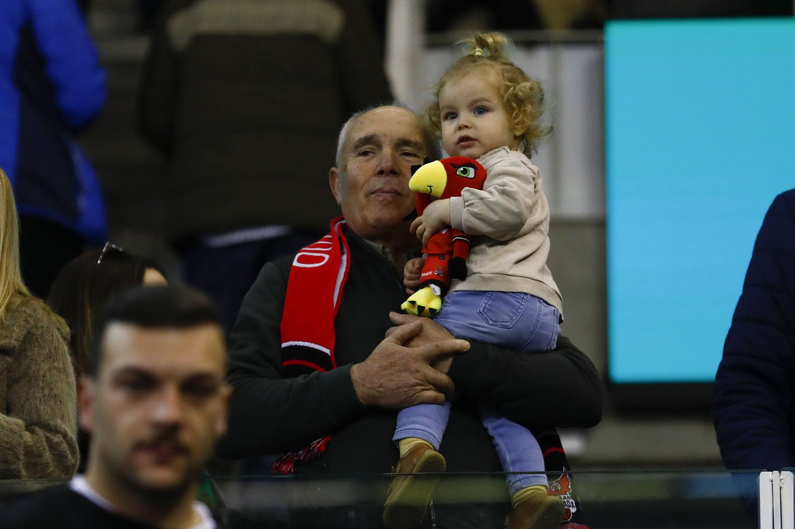 Encuéntrate en la grada del Palacio en el Covirán - Obradoiro