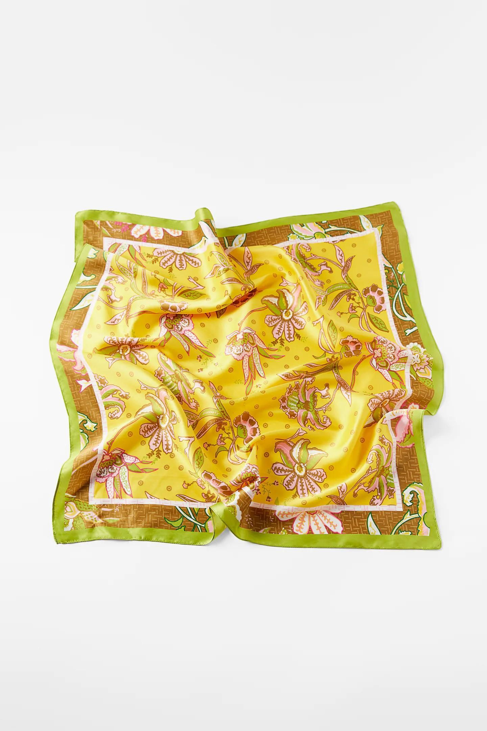 Pañuelo satinado de color amarillo de Zara.