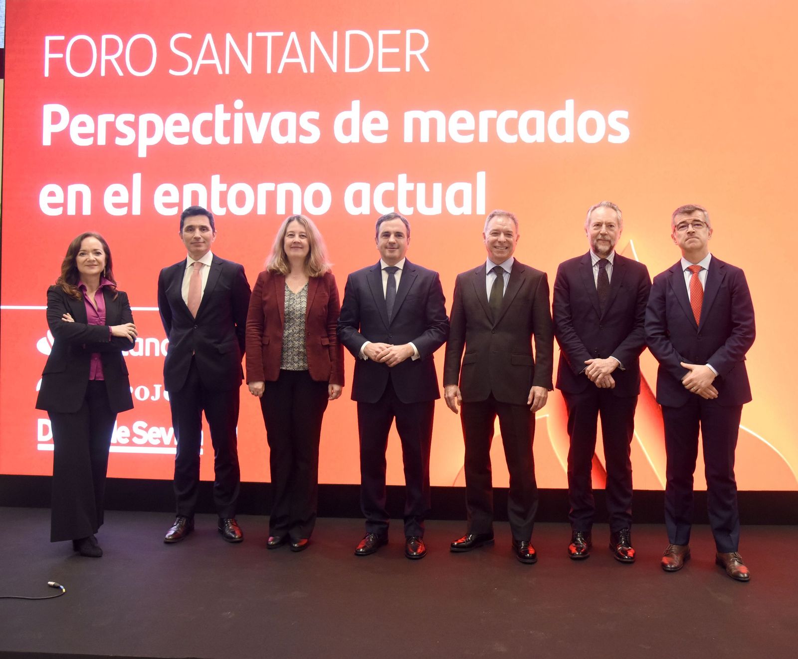 De izquierda a derecha: Magdalena Trillo, asesora de Transformación Digital de Grupo Joly; Gerardo Puerta, director Asset Allocation Banco Santander; Laura Velasco, economista sénior Banco Santander; Jordi Guasch, director Mercados Banco Santander España; Manuel de la Cruz, director territorial Banco Santander en Andalucía; José Joly, presidente de Grupo Joly; Albert Fita, director Mercados Banco Santander en Andalucía.