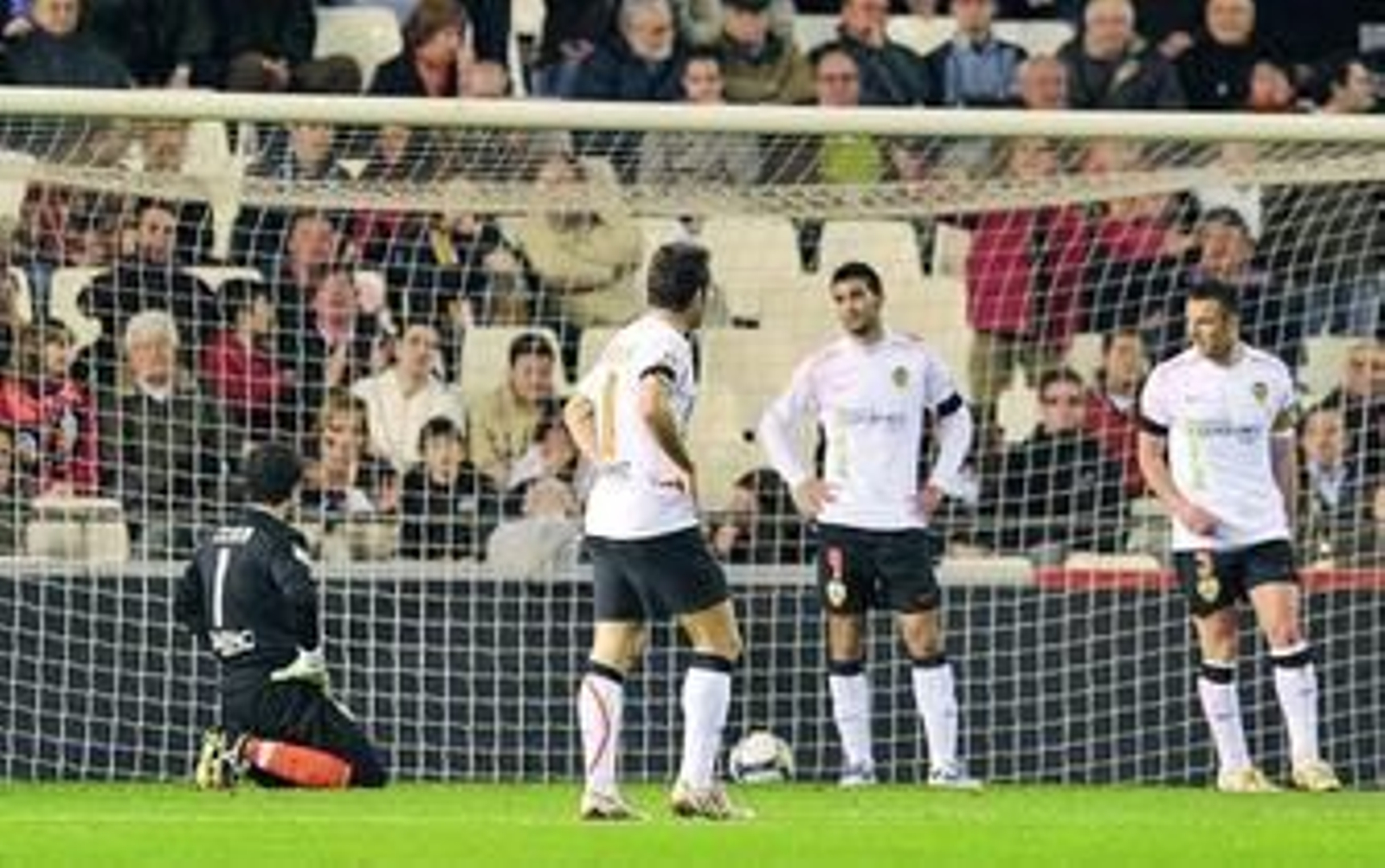 César, Baraja y Albiol lamentan el gol de éste en propia meta. César, Baraja y Albiol lamentan el gol de éste en propia meta.