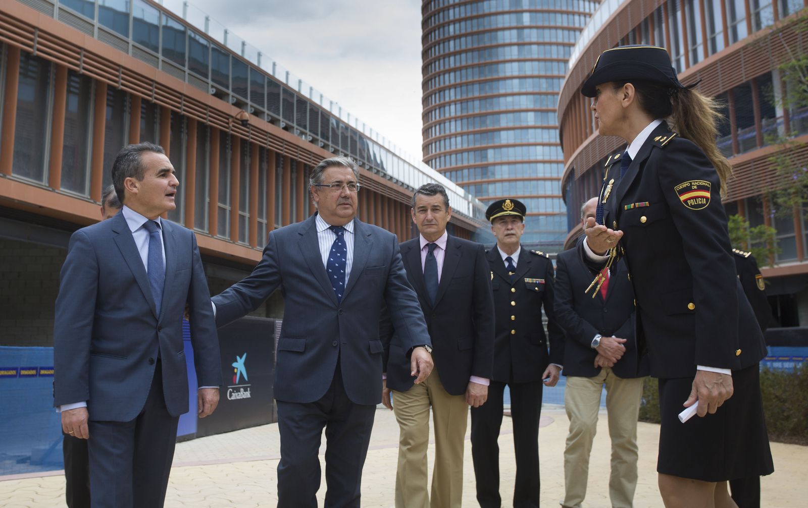 Ana Cambón (prensa Policía) muestra el camino a Rafael Herrador, Juan Ignacio Zoido, Antonio Sanz y José Antonio de la Rosa (Jefe Superior de Policía).