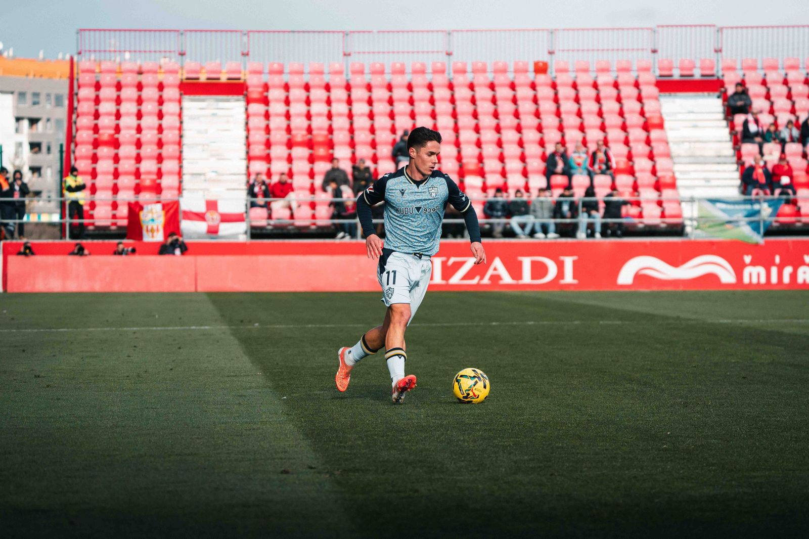 Arribas conduce el balón durante una acción del encuentro de los rojiblancos disputado en Anduva.