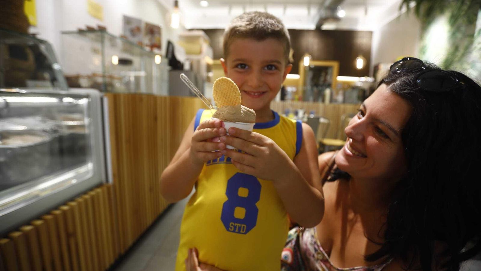 Niño disfruta de su helado.