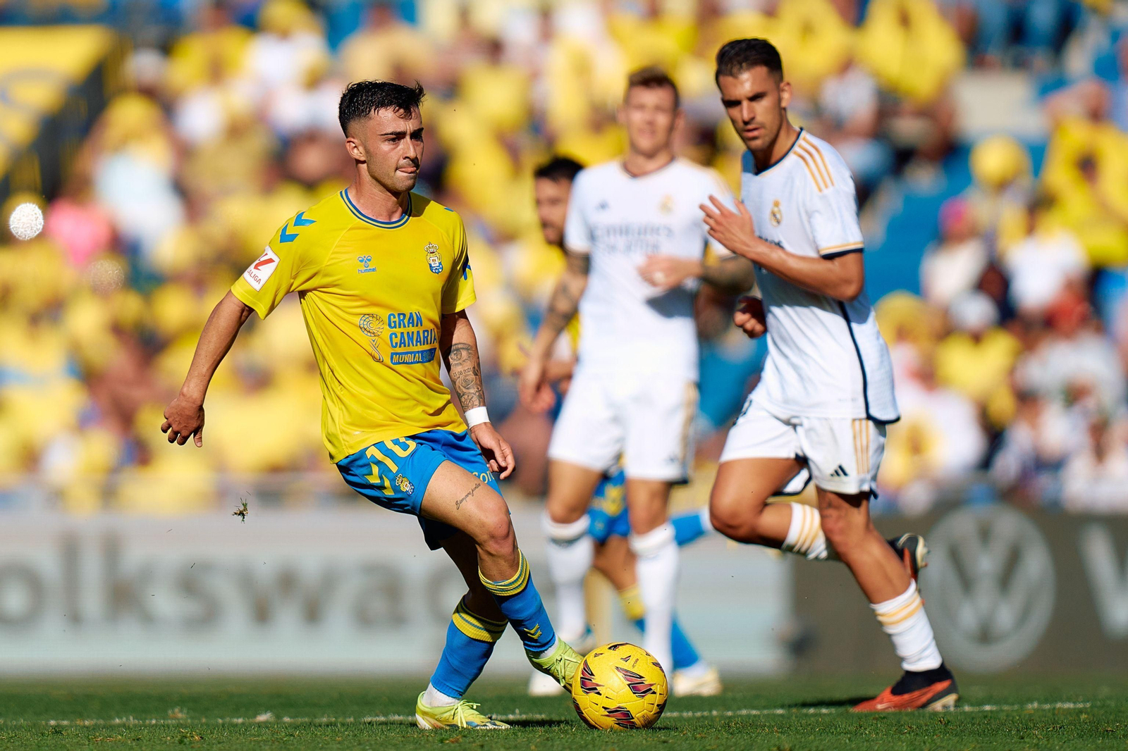 Alberto Moleiro, con Dani Ceballos al fondo, en el encuentro de esta temporada entre Las Palmas y el Real Madrid en Canarias.