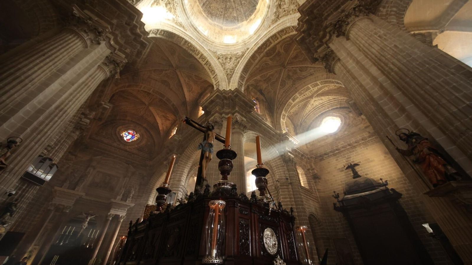 El Cristo de la Viga, momentos antes de salir de la Catedral. El Cristo de la Viga, momentos antes de salir de la Catedral.