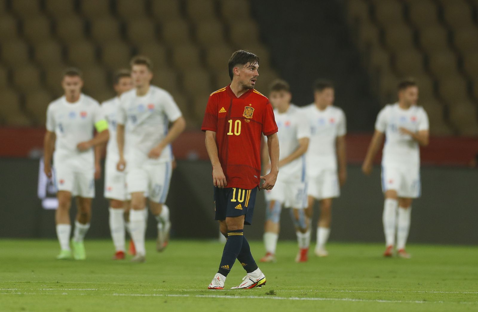 El bético Rodri, pensativo, en el terreno de juego.