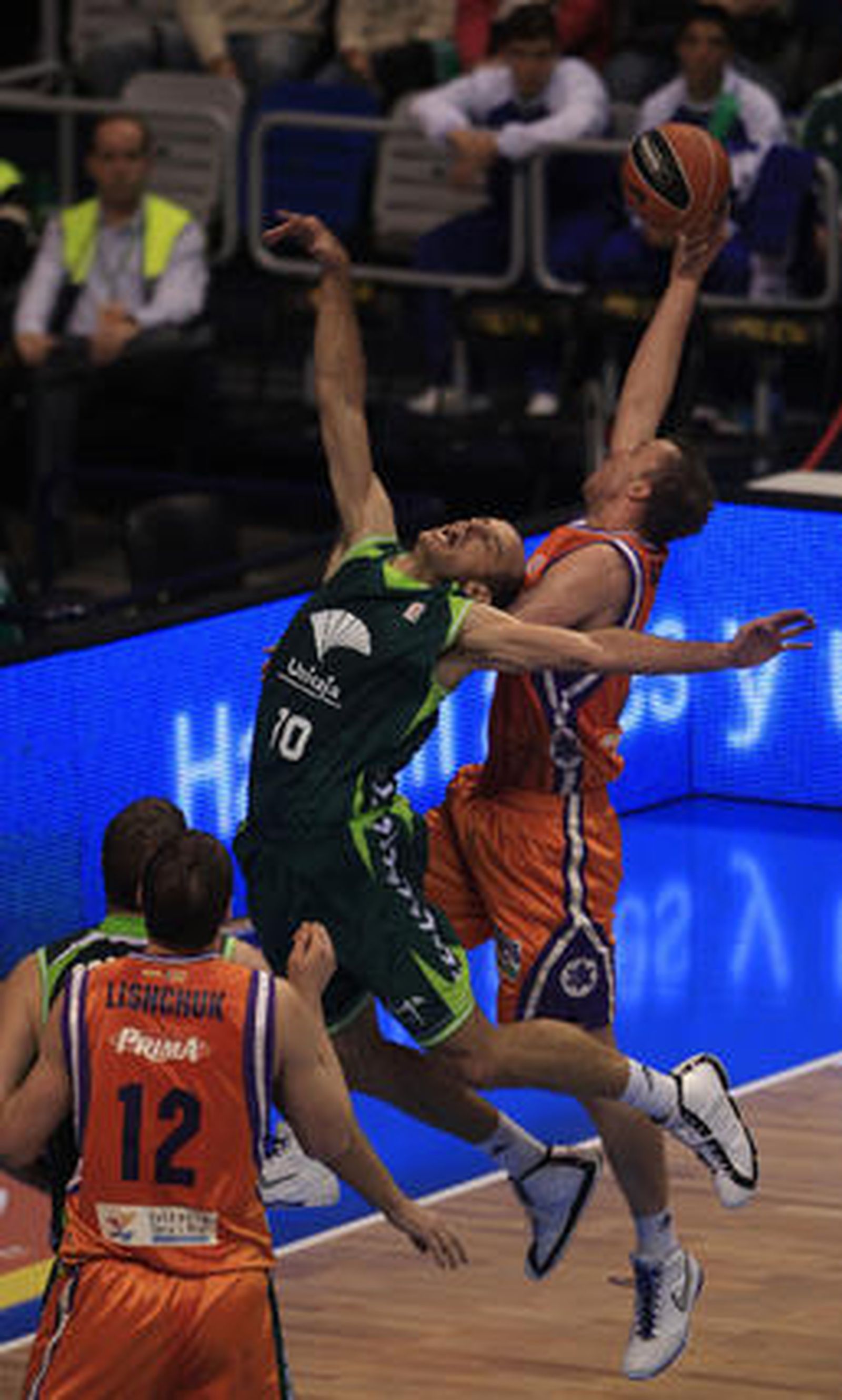 El Unicaja pierde contra el Power Electronics (64-70) y se aleja de la Copa del Rey

Los de Aíto lo intentaron hasta el final, pero la precipitación y el mal día en los tiros decantaron el encuentro para los valencianos.

Foto: Sergio Camacho / Agencias