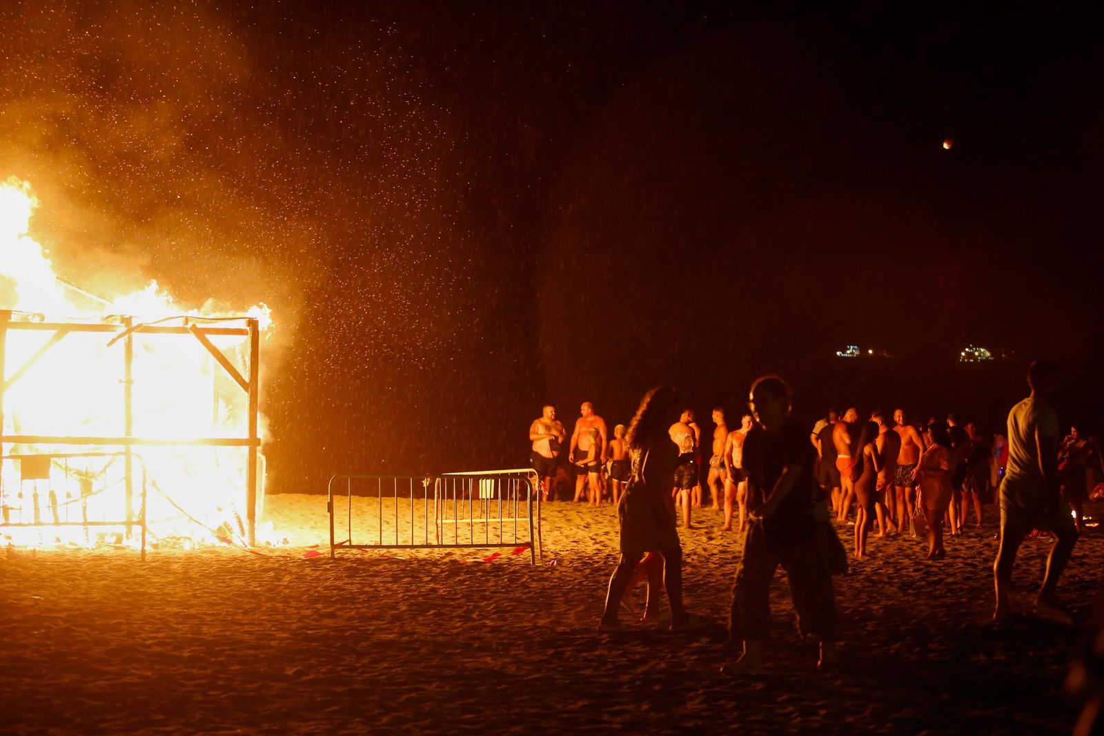 Fotos de la noche de San Juan en las playas de La Línea.