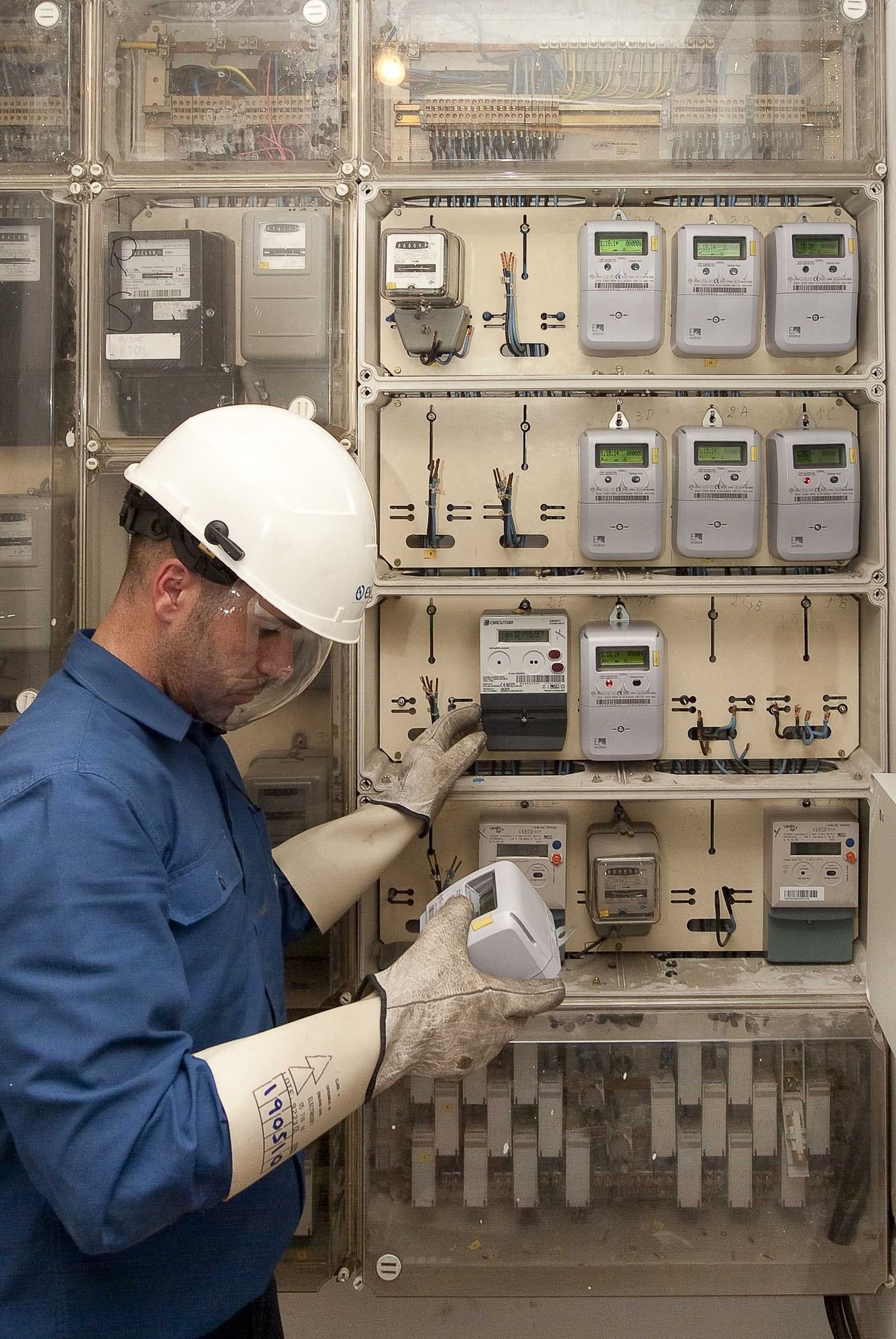 Un operario cambiando un contador eléctrico en una imagen de archivo.