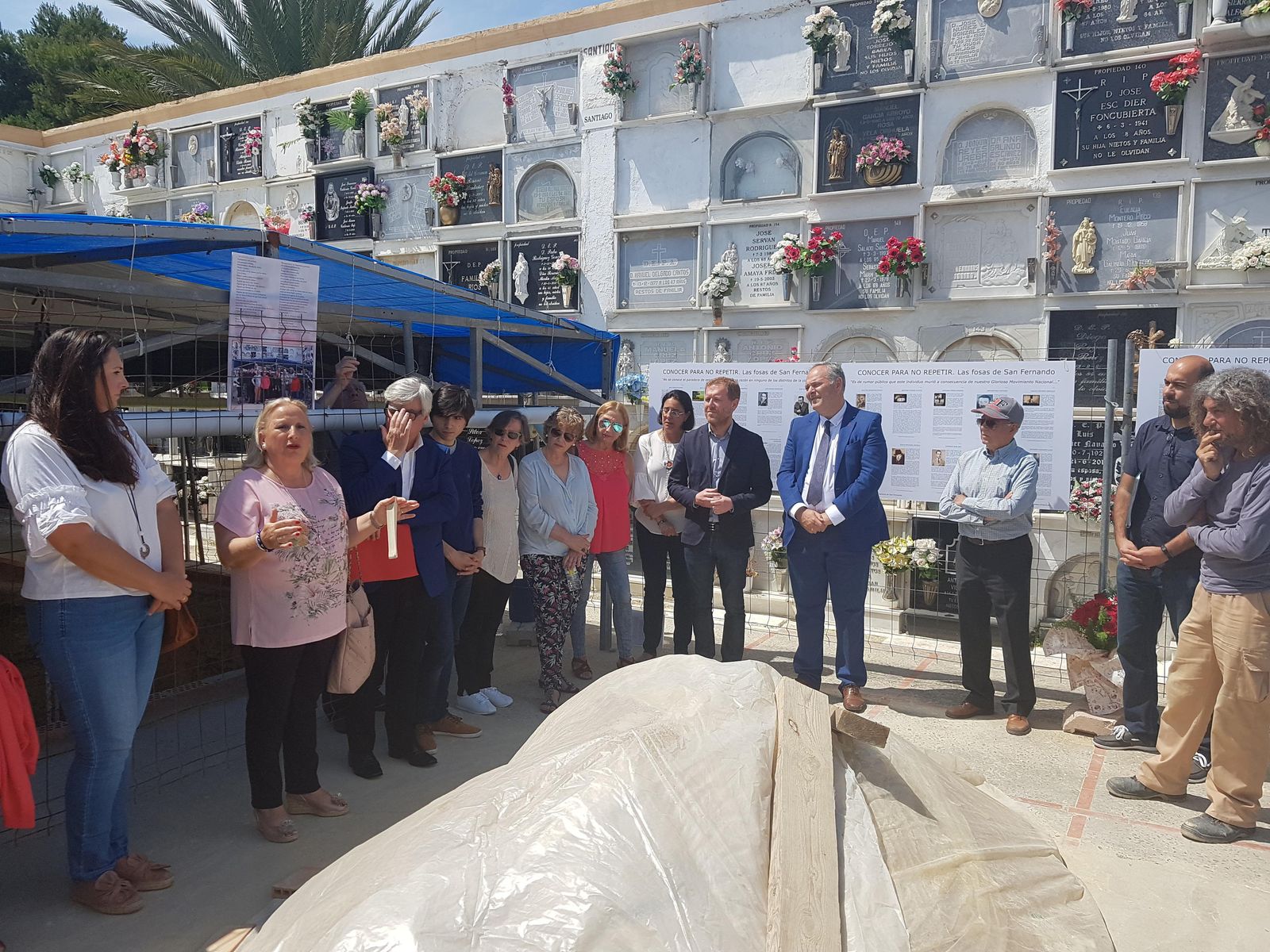 Acto de recuerdo a las víctimas que ayer se celebró junto a la fosa común del cementerio.