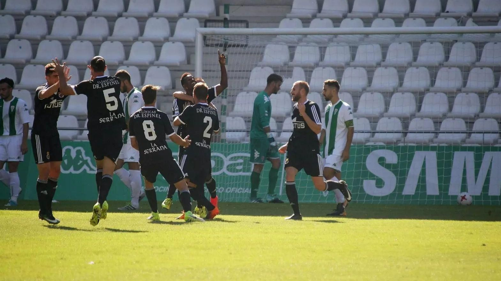 Wilson Cuero celebra el gol de la Balona en la visita al Córdoba B de 2017.