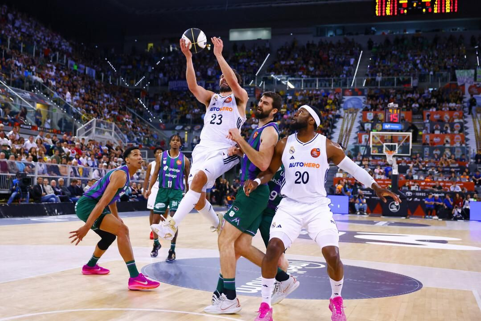 El Unicaja, campeón de Copa: Todas las imágenes del partido, la fiesta y la llegada a Málaga