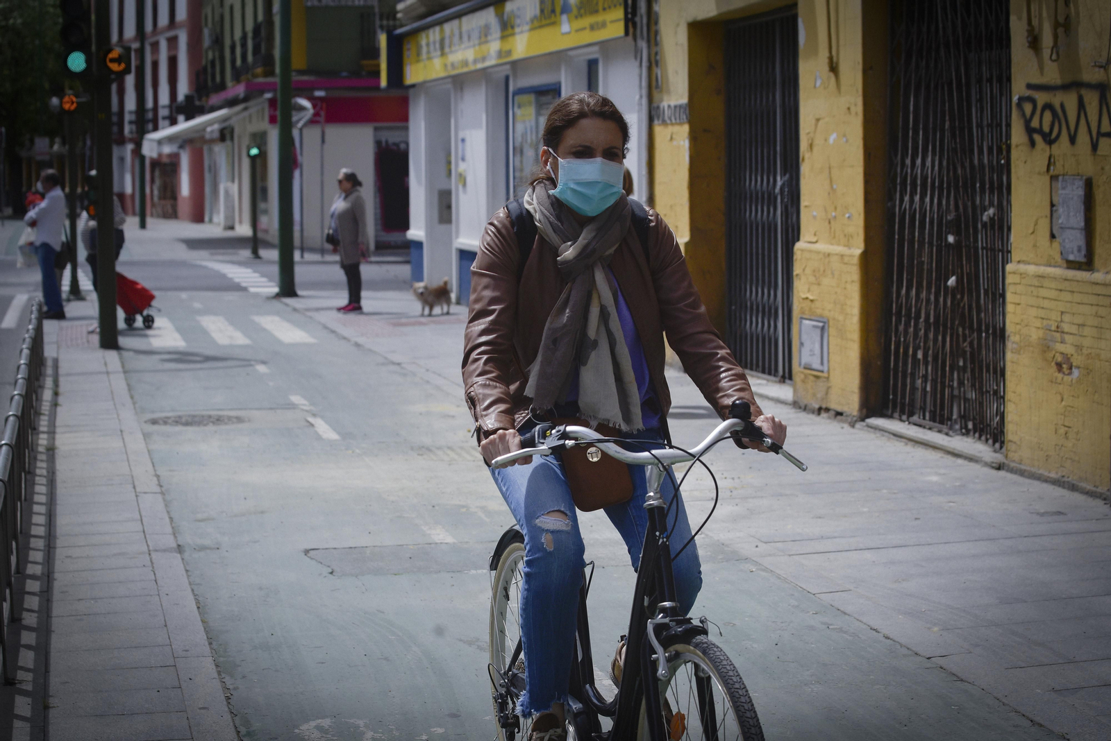 Una joven se traslada en bicicleta por Sevilla.