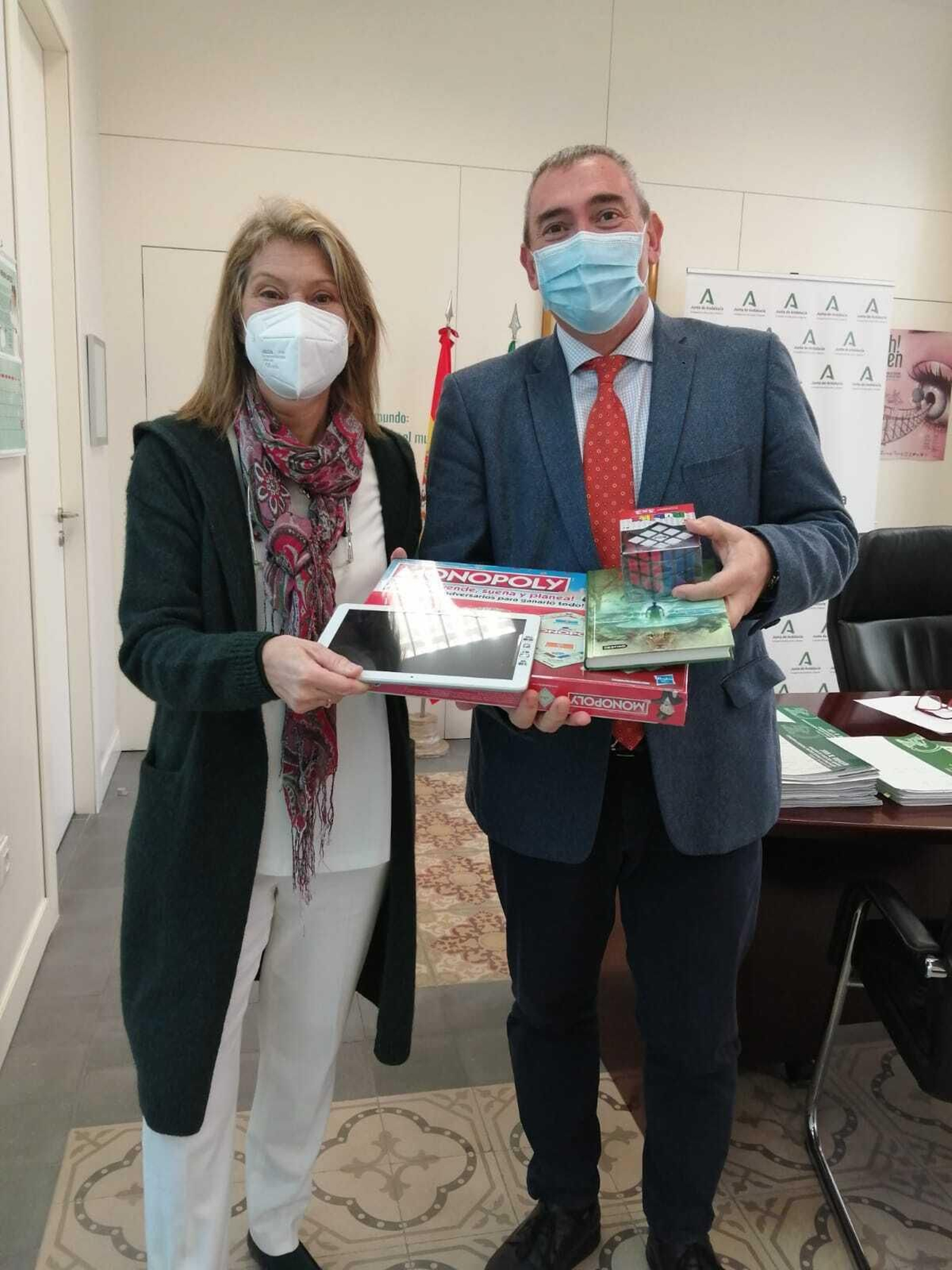 Ana María Muñoz Ronco y Miguel Andréu con parte del material entregado.