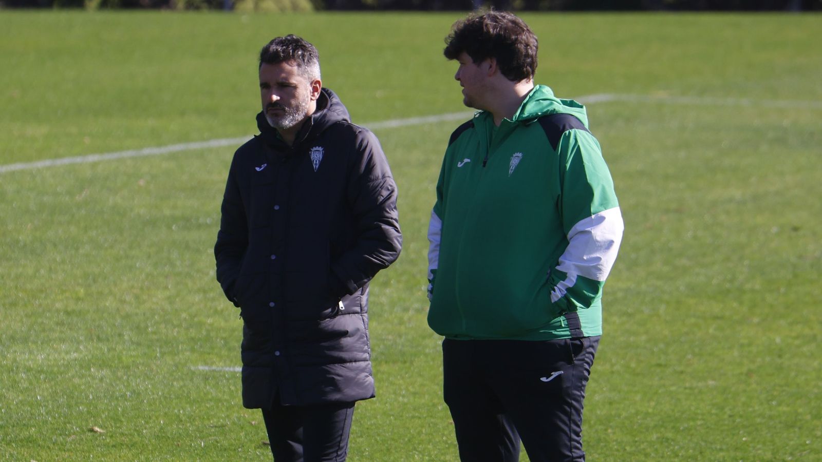 Iván Ania observa el trabajo de sus jugadores en un entrenamiento del Córdoba CF.