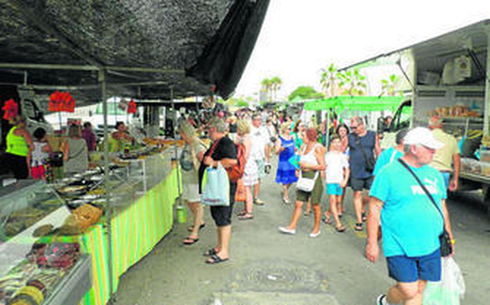 El mercado de los jueves suma, durante el verano, como clientes a los muchos turistas que llegan a Roquetas.