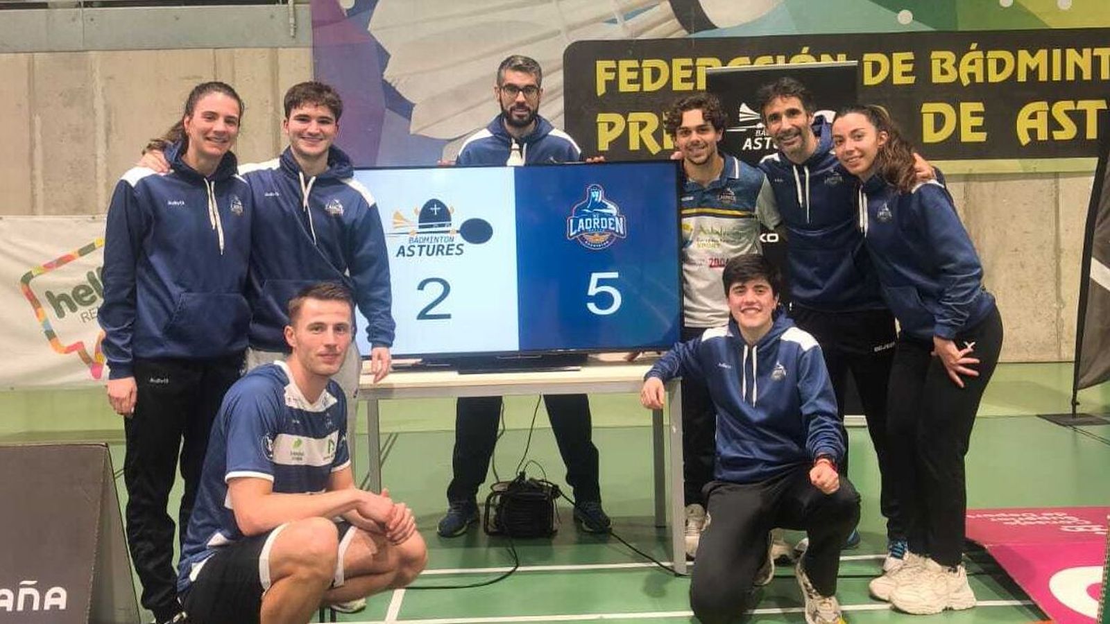 Los jugadores del IES La Orden posa con el marcador final.