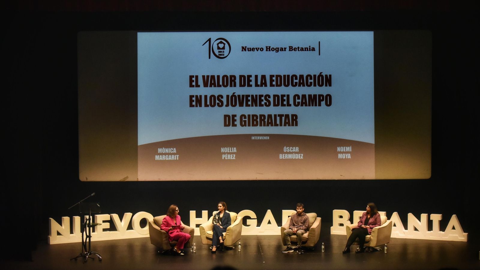 Uno de los coloquios durante la gala de aniversario de Nuevo Hogar Betania.