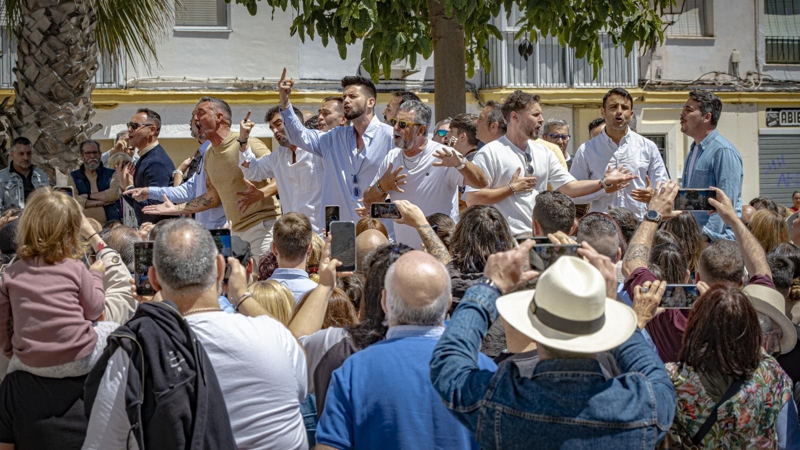 El grupo, con tres hijos de Antonio Trujillo, cantando una de las coplas.