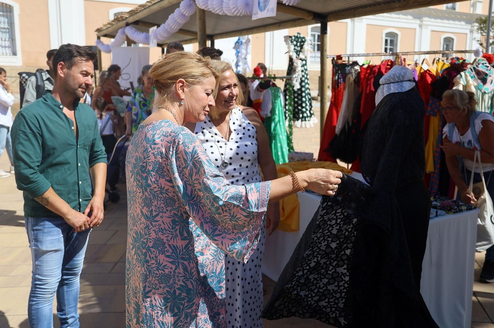 La alcaldesa de Huelva, Pilar Miranda, visita uno de los stands de moda flamenca ubicados en la plaza de La Merced. La alcaldesa de Huelva, Pilar Miranda, visita uno de los stands de moda flamenca ubicados en la plaza de La Merced.