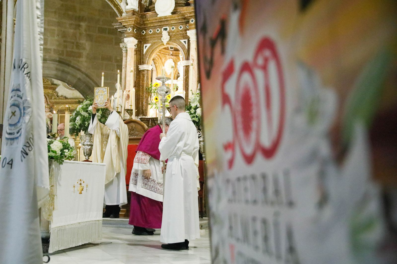 Imágenes de la procesión del Corpus Christi en Almería: así han sido la misa y la posterior marcha por la capital