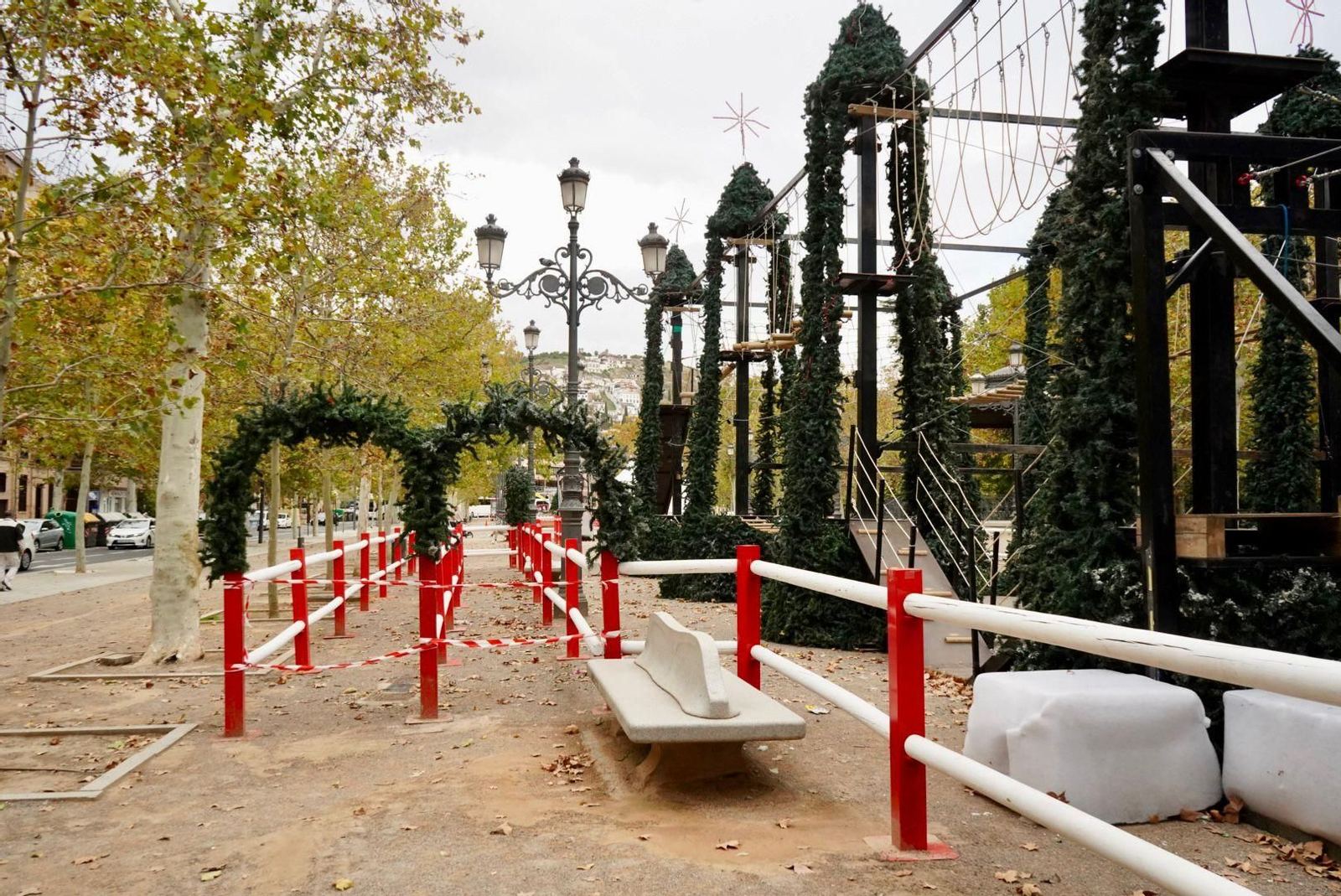 Imágenes: El 'poblado de Navidad' del Paseo del Salón, casi listo para llenarse de niños