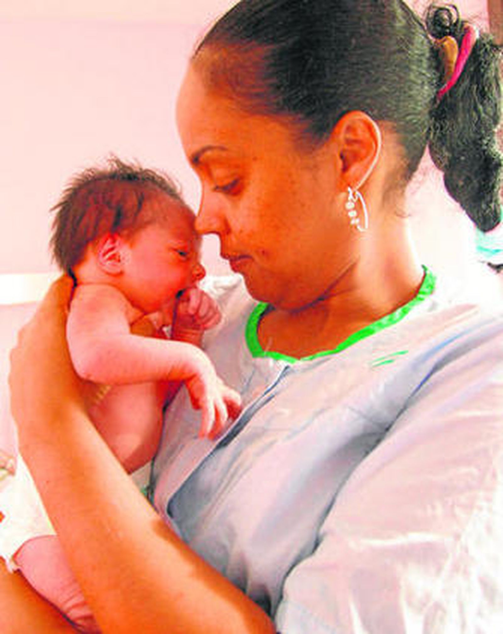 Es importante asegurar el contacto permanente entre madre e hijo en todo momento.