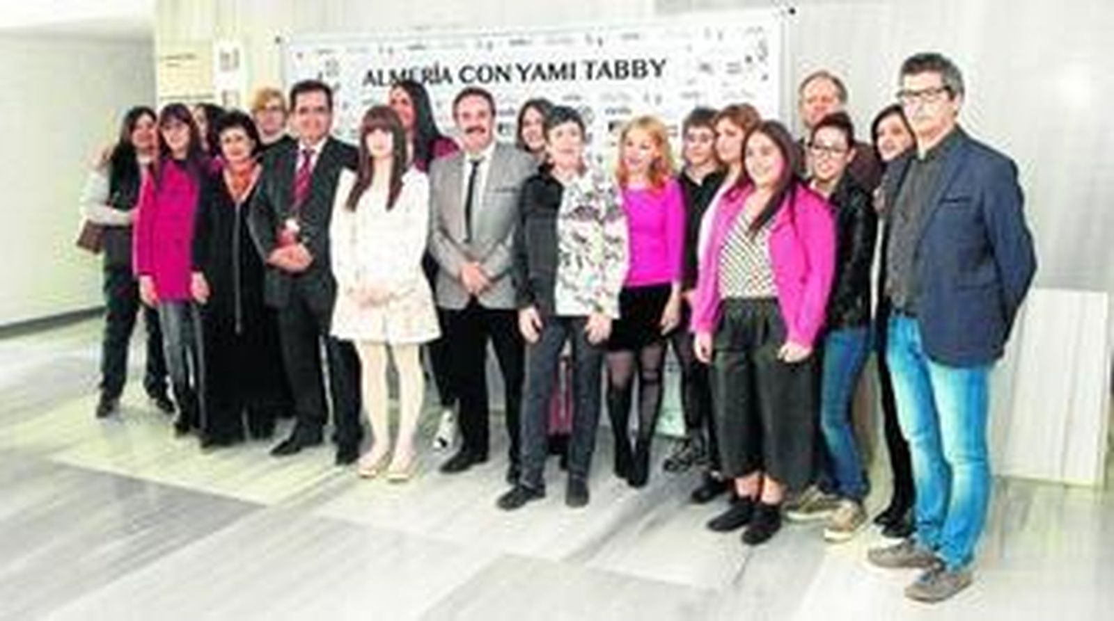 Alfredo Valdivia, Antonio Jesús Rodríguez, Juan Ramón Muley, Arturo del Pino, Pura Delgado y todas las modelistas ayer junto a Yami Tabby en el Museo de Almería.