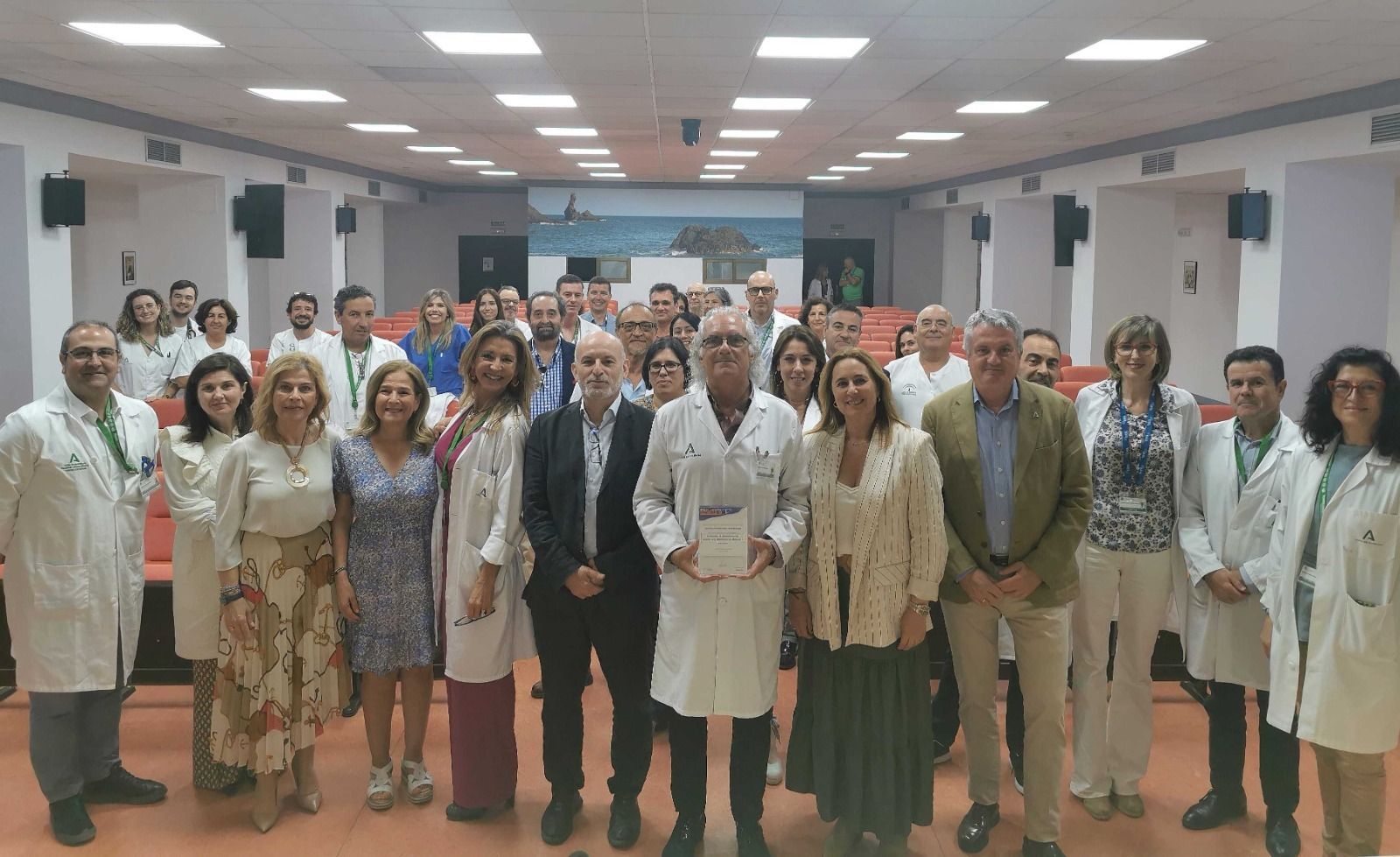El director gerente del Hospital Universitario Torrecárdenas recibe el certificado del excelencia por el proyecto para la eliminación de la Hepatitis C