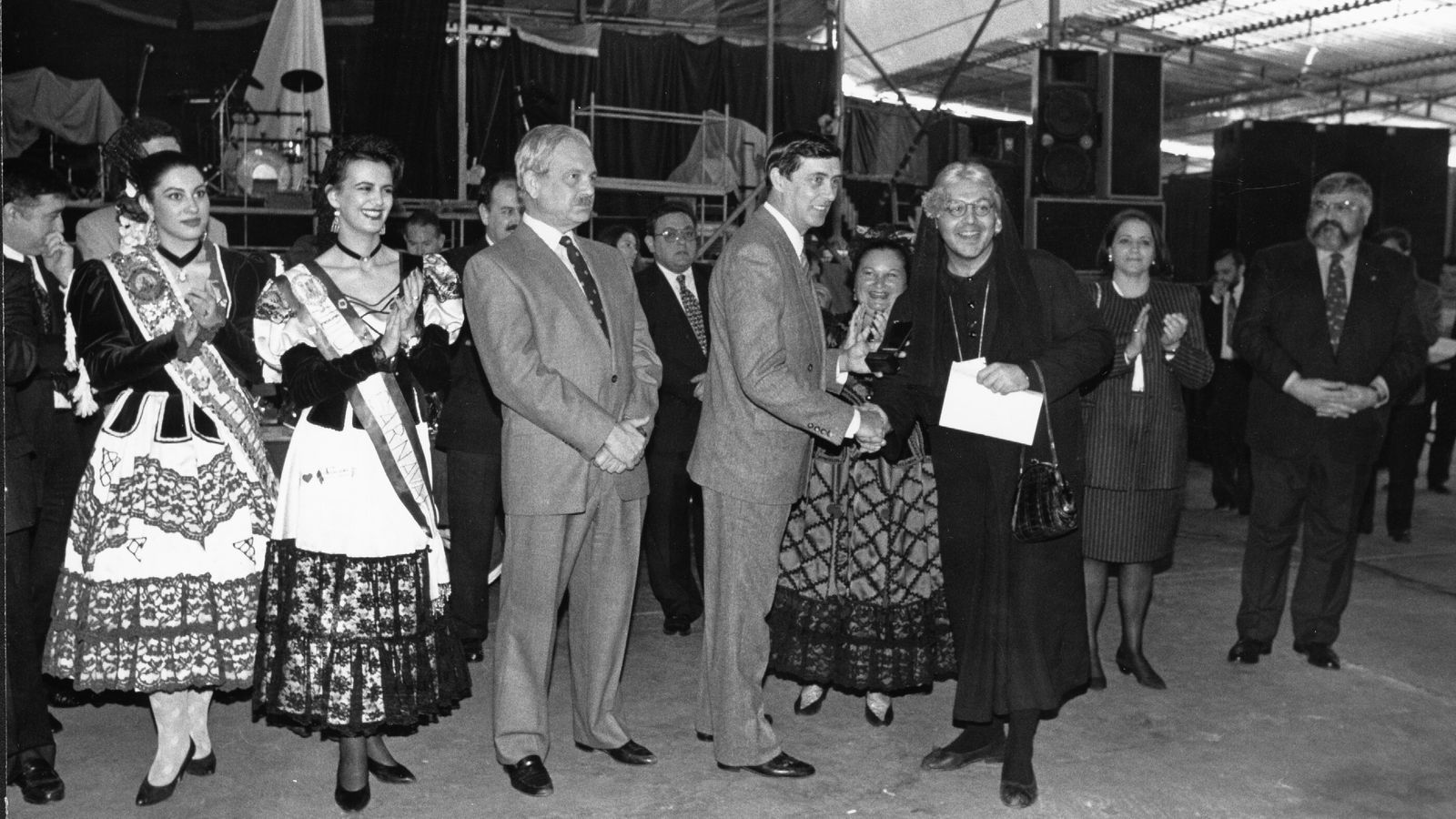 Entrega del primer premio de chirigotas a 'Las viudas de los bisabuelos...' (1994).