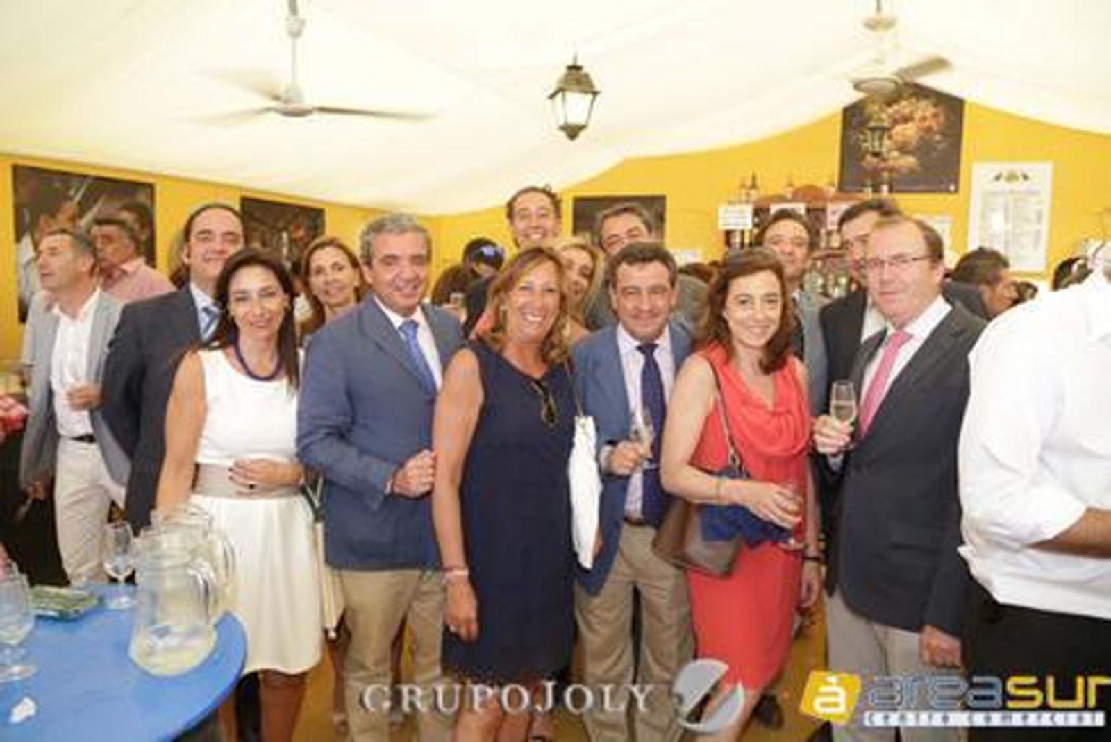 El presidente de la Diputación, José Loaiza (en el centro), posa con José Luis Ferrer, secretario general de la CEC; Juan Núñez, director de la CECen Jerez; y un grupo de empresarios y representantes de OHL.

Foto: Vanesa Lobo