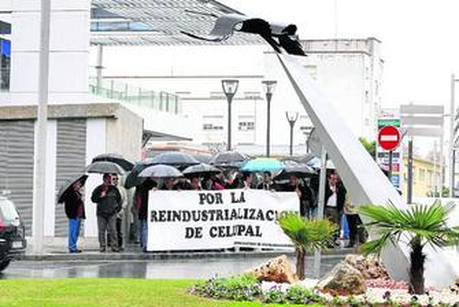 Los manifestantes, ayer junto a la rotonda de La Cigüeña.