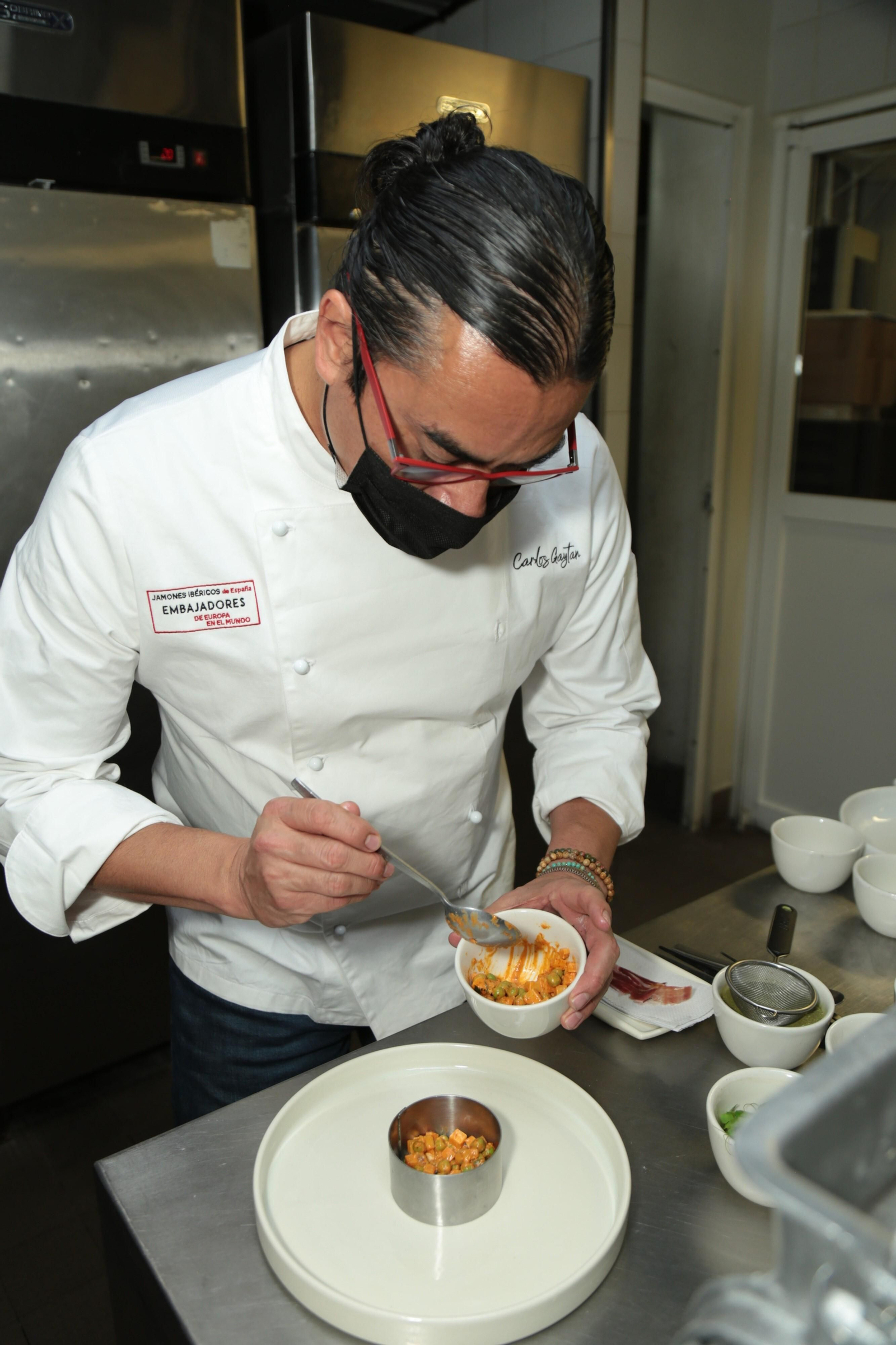Carlos Gaytán emplatando.
