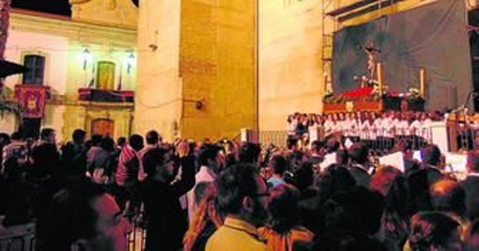 Andaderos llevan la nueva Nuestro Padre Jesús de la Victoria.