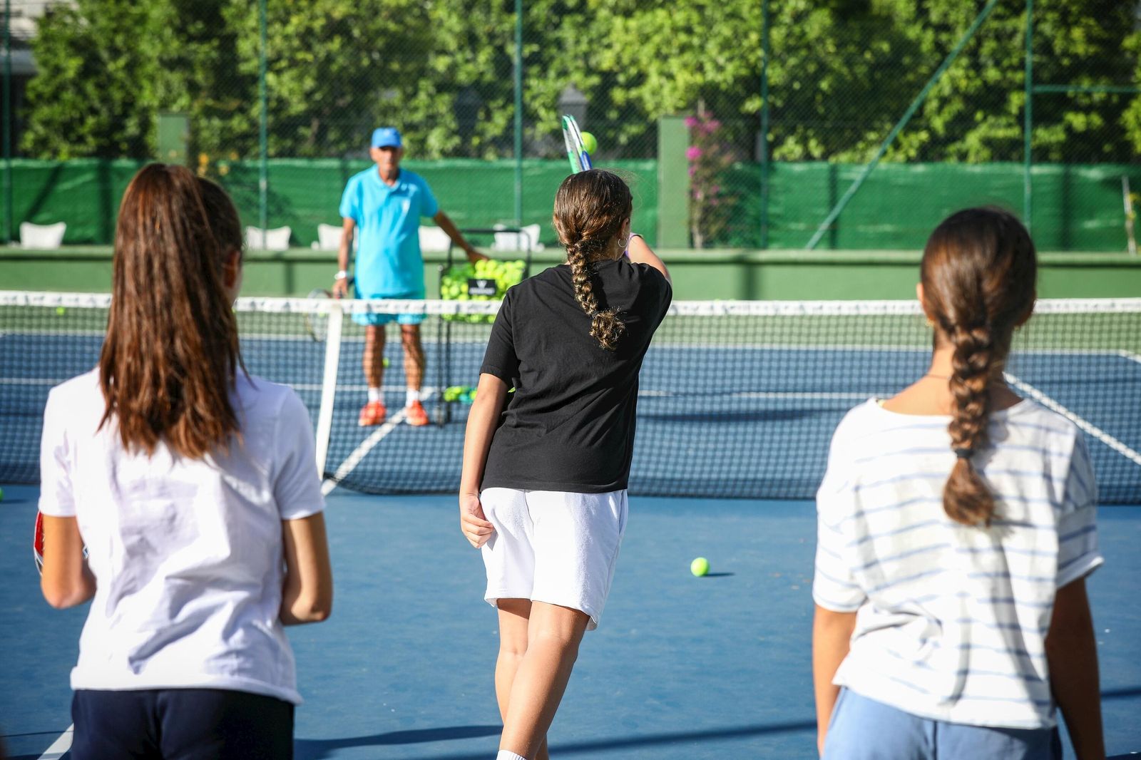 El alumnado del CEIP Josefina Pascual realizan las clases de tenis en su horario escolar.