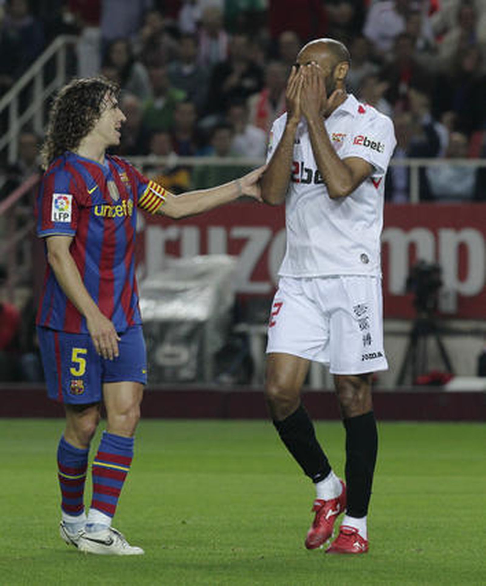 El Sevilla está más cerca de la Liga de Campeones pese a perder ante el Barcelona con diez jugadores por expulsión de Konko. / Antonio Pizarro