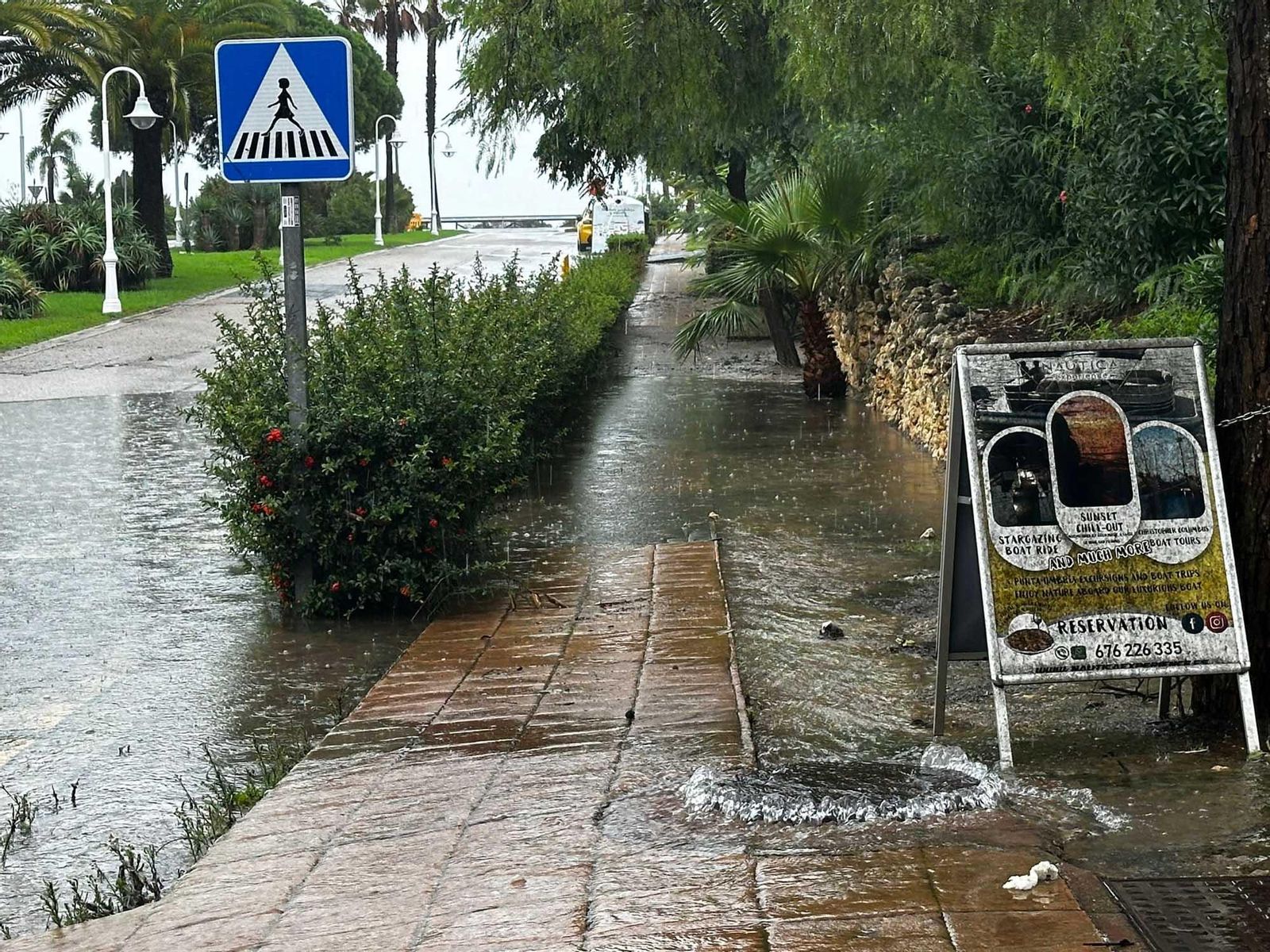 Una alcantarilla, colapsada, expulsando agua este viernes en Nuevo Portil (Cartaya)
