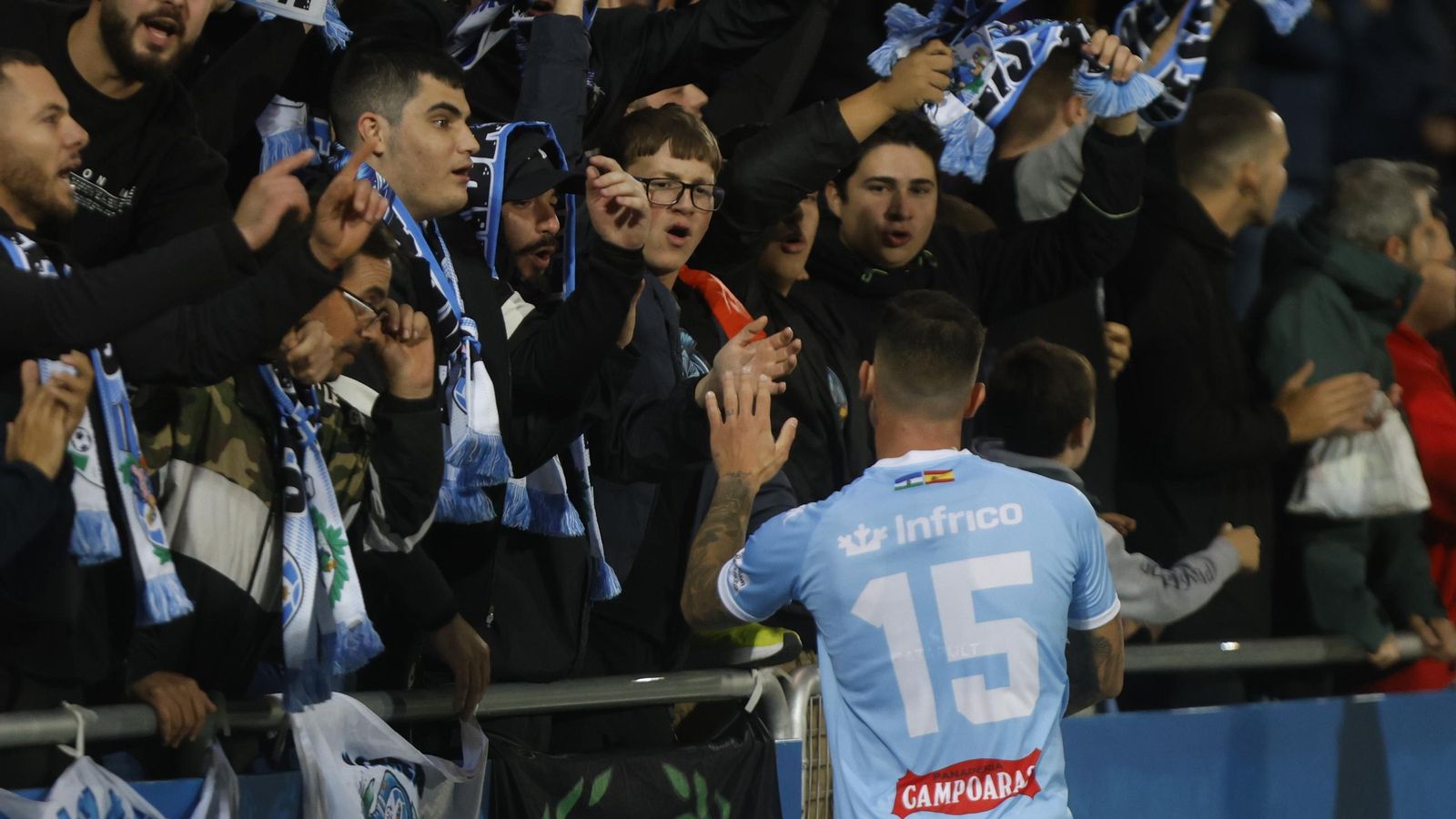 Iván Vela saluda a varios aficionados al término del partido.